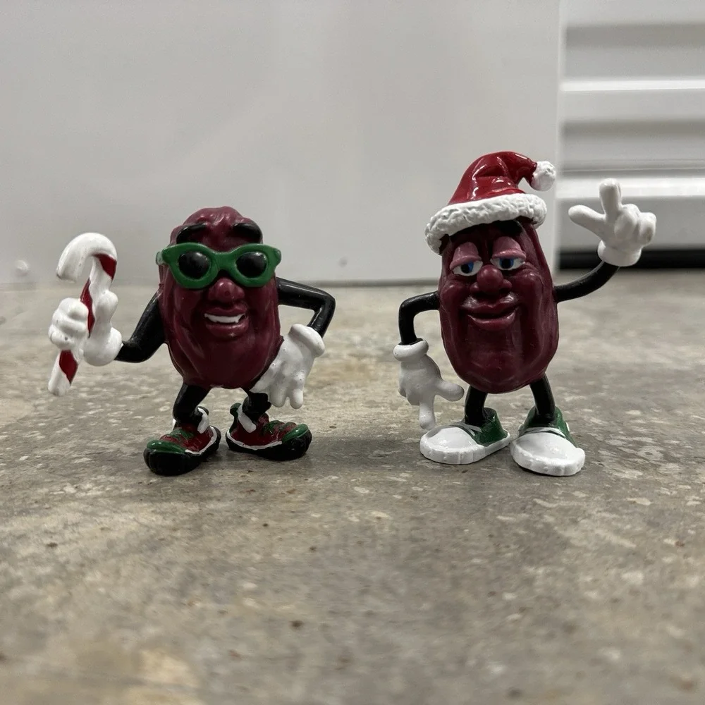 1989 Lot California Raisins Glass Carafe w Lid + 2 Christmas PVC Figures Vintage